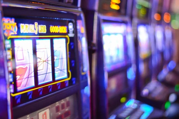 bet4d login Koprok mobile interface showing hole cards, community cards, and betting controls